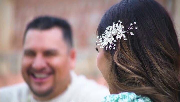 Fotograma de Video musical, Están Sonriendo las Rosas